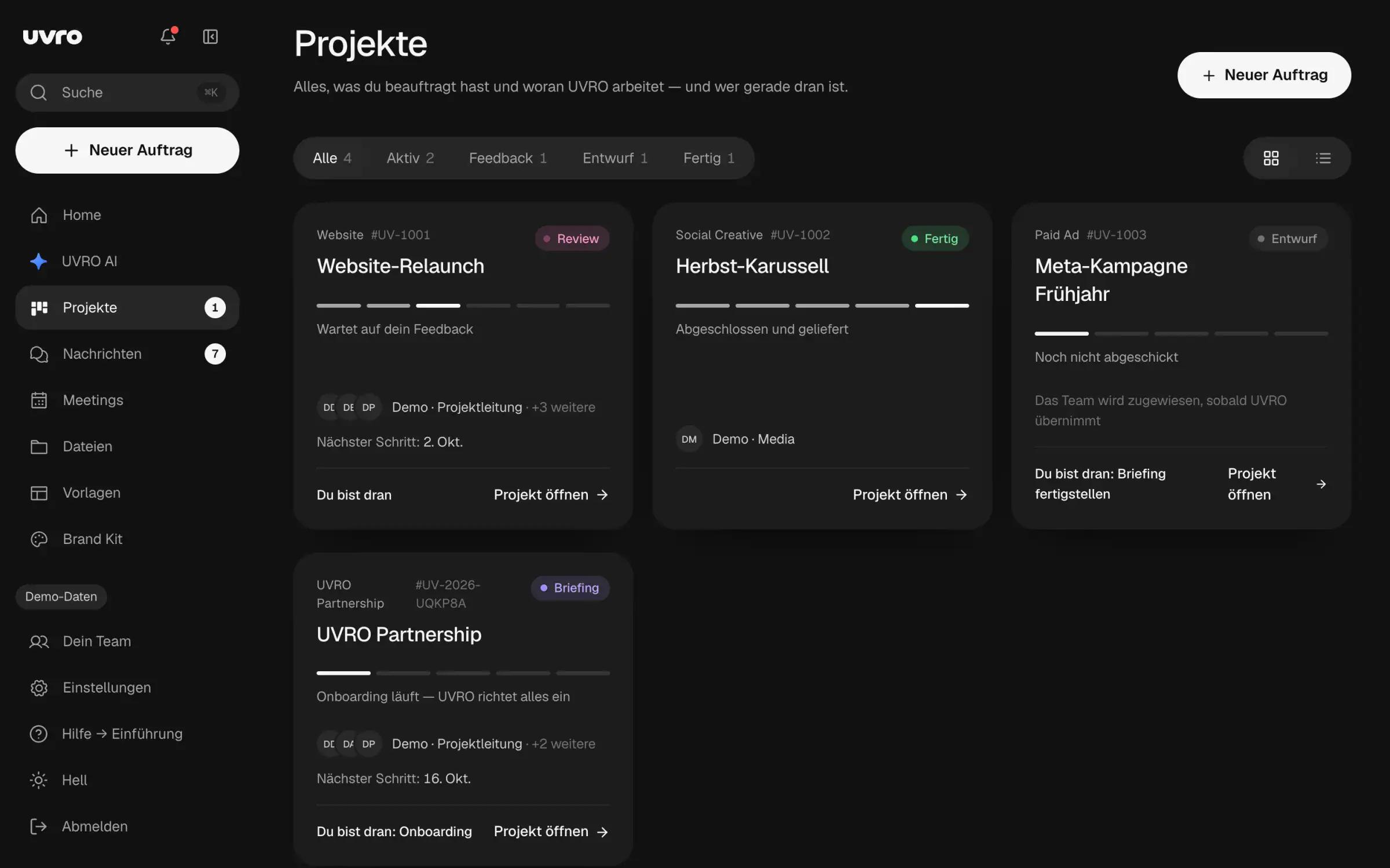 UVRO-Portal, Projekte im Demo-Workspace: Website-Relaunch im Review, Social-Karussell fertig, eine Paid-Ad als Entwurf (Beispieldaten)
