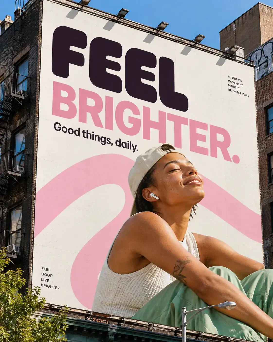 FEEL-Billboard an einem Stadtgebäude: Feel brighter.