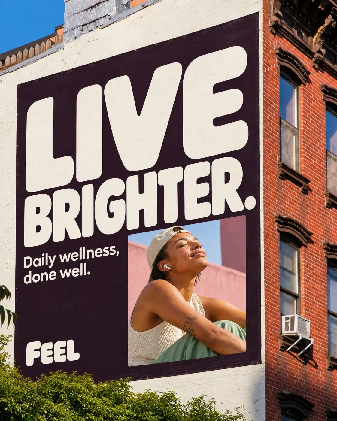 FEEL-Wand an einem Backsteinhaus: Live brighter.